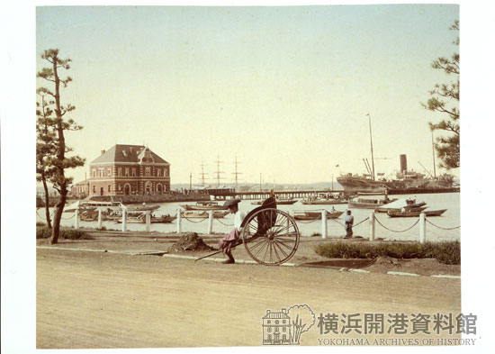 居留地海岸通りより大桟橋を望む〔彩色写真・日下部金兵衛〕