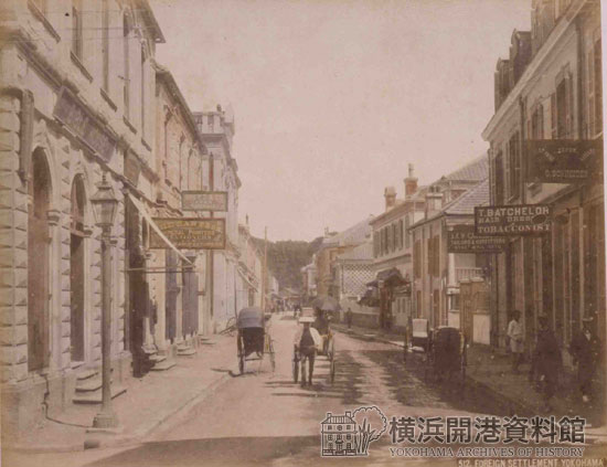 居留地のメイン・ストリート〔彩色写真・日下部金兵衛〕
