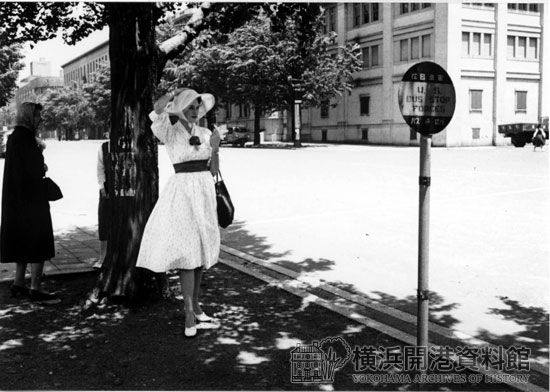 木陰でバスを待つ〔日本大通り〕 昭和33(1958)年5月