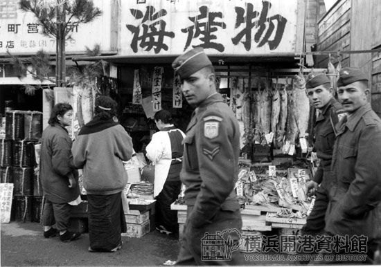 横浜橋商店街のアメリカ兵　昭和29(1954)年12月