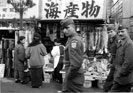 横浜橋商店街のアメリカ兵　昭和29(1954)年12月