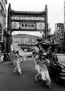 善隣門と龍舞〔10月10日双十節の善隣門前〕　昭和34(1959)年10月