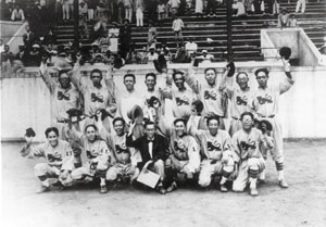 中華野球団の選手たち 横浜公園野球場で 1930年6月15日