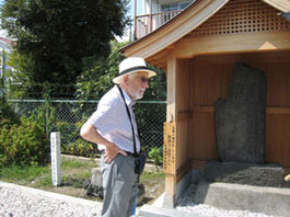 生麦事件碑とウェイス氏
