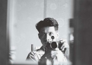 鏡の前で　広瀬始親氏　1953年撮影