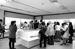 明治天皇、横濱へ」展の展示解説が行われました。写真は12/23の様子です。