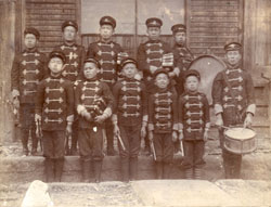 明治37（1904）年の小菅ヶ谷の太鼓隊　伊東亨家所蔵