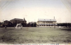 横浜公園でサッカーをする様子を撮した絵葉書　明治後期　当館所蔵