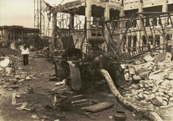 焼失したメリーウェザー号　岡本三朗撮影　1923（大正12）年9月　当館蔵