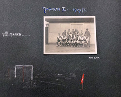 図1　YC＆ACフットボールチーム集合写真と雨天試合の様子が描かれた写真帳　1907（明治40）年　ランバート氏旧蔵写真帳　当館蔵