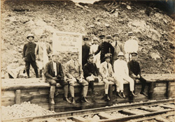 熱海線の復旧工事に従事する鉄道省職員　1924（大正13）年6月9日　木村義麿旧蔵資料　当館蔵